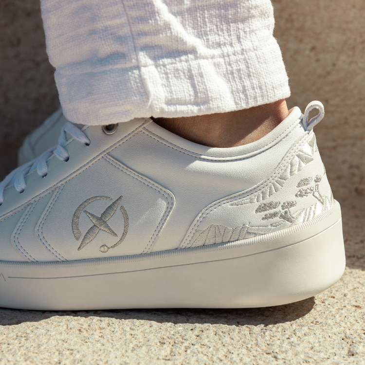 Sneakers blanches femme : comment les porter avec style